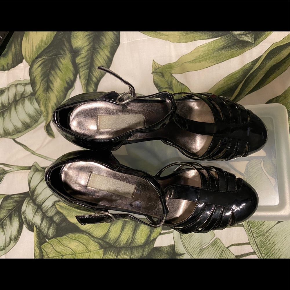 Black patent leather T-strap sandals, size 9